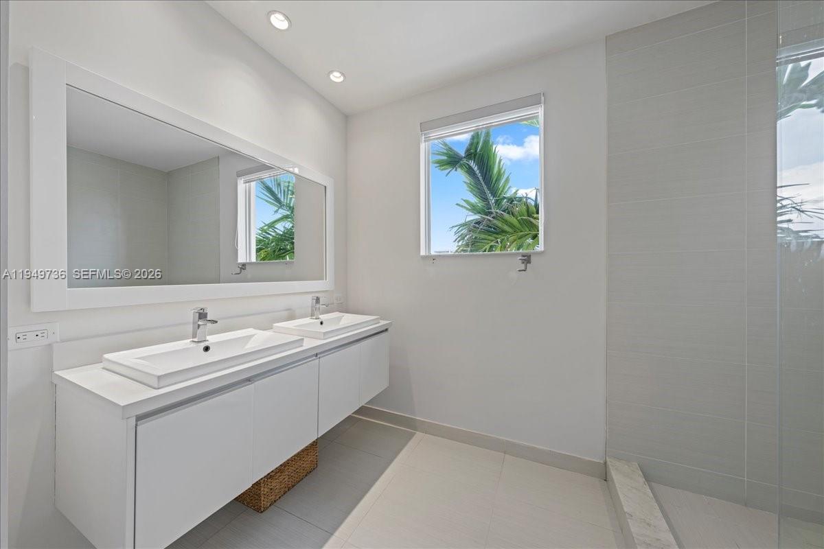 6402 North W 104th Path Doral, FL 33178 - Photo 15 of 44