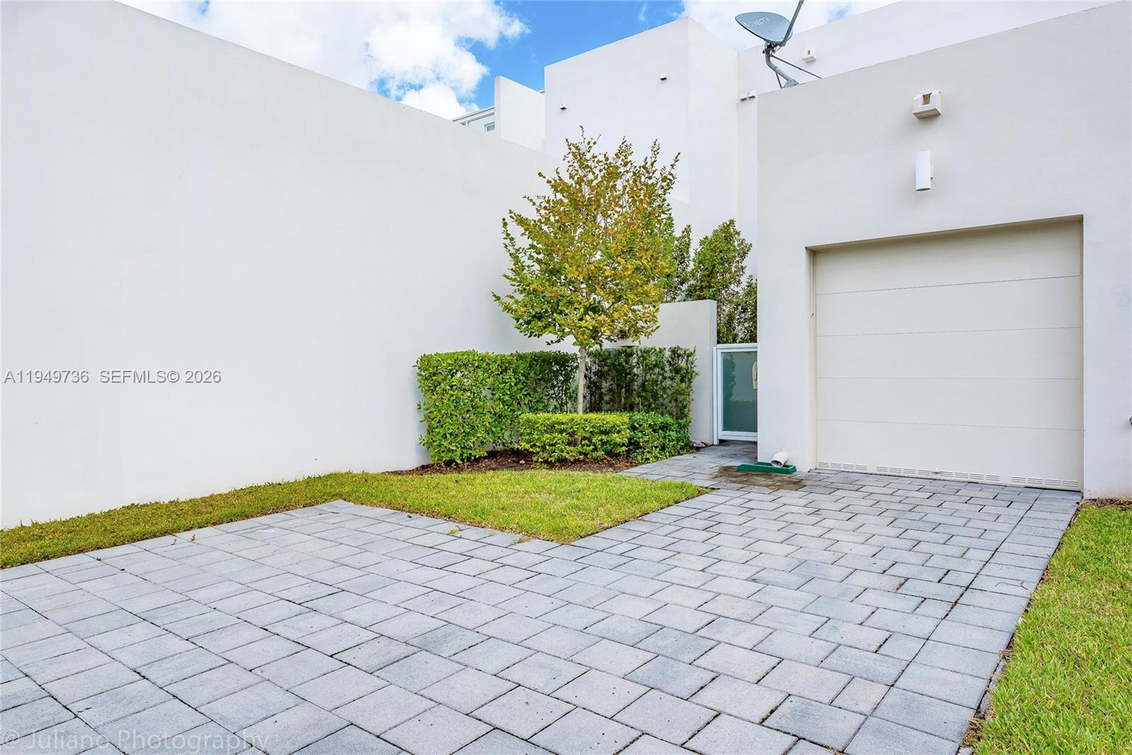 6402 North W 104th Path Doral, FL 33178 - Photo 2 of 44