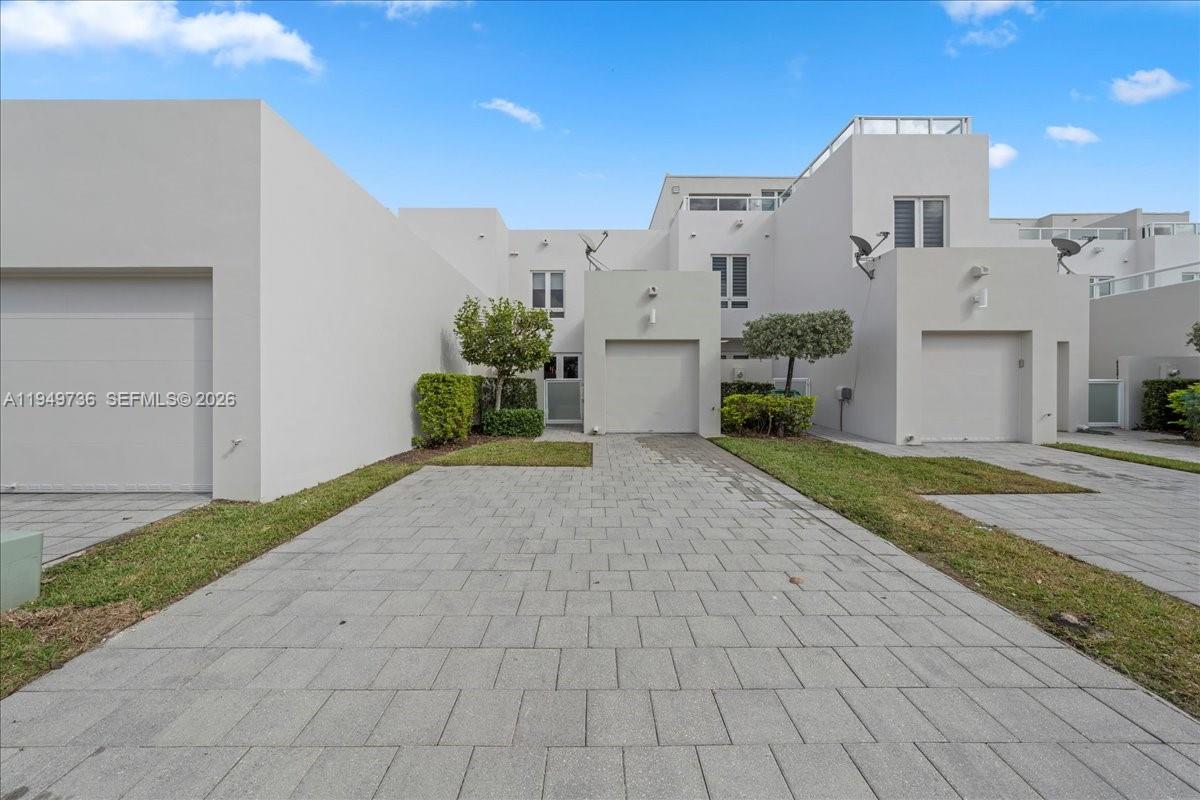 6402 North W 104th Path Doral, FL 33178 - Photo 3 of 44