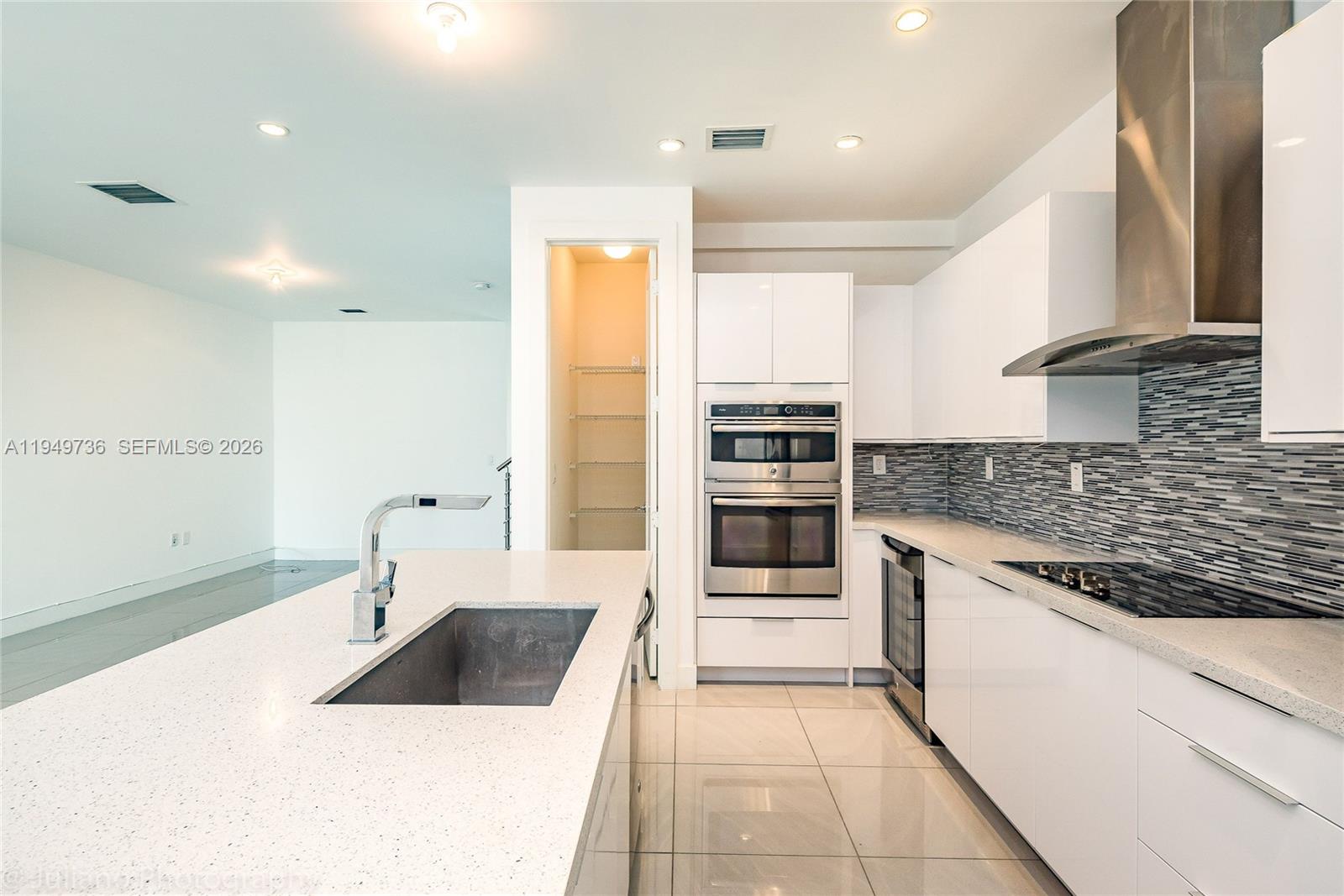 6402 North W 104th Path Doral, FL 33178 - Photo 5 of 19