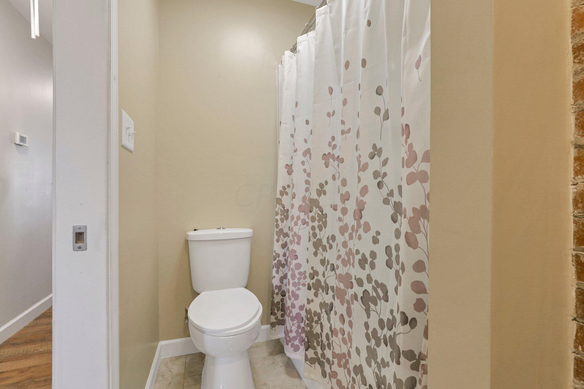1305 Lockbourne Road Columbus, OH 43206 - Photo 12 of 26 Second FULL BATH!! BOOM!