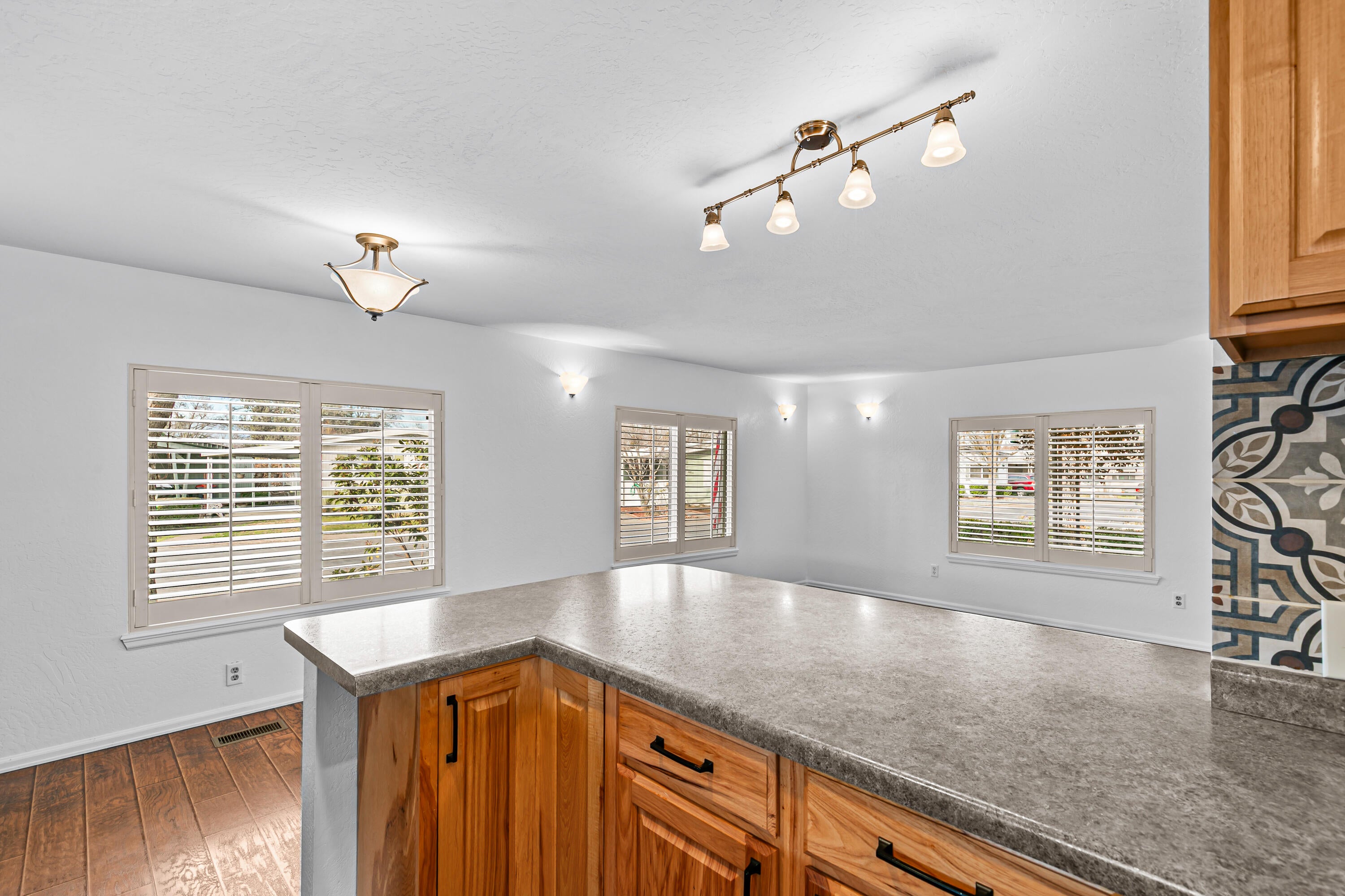 2252 Table Rock Road, Unit 222 Medford, OR 97501 - Photo 12 of 37 Kitchen