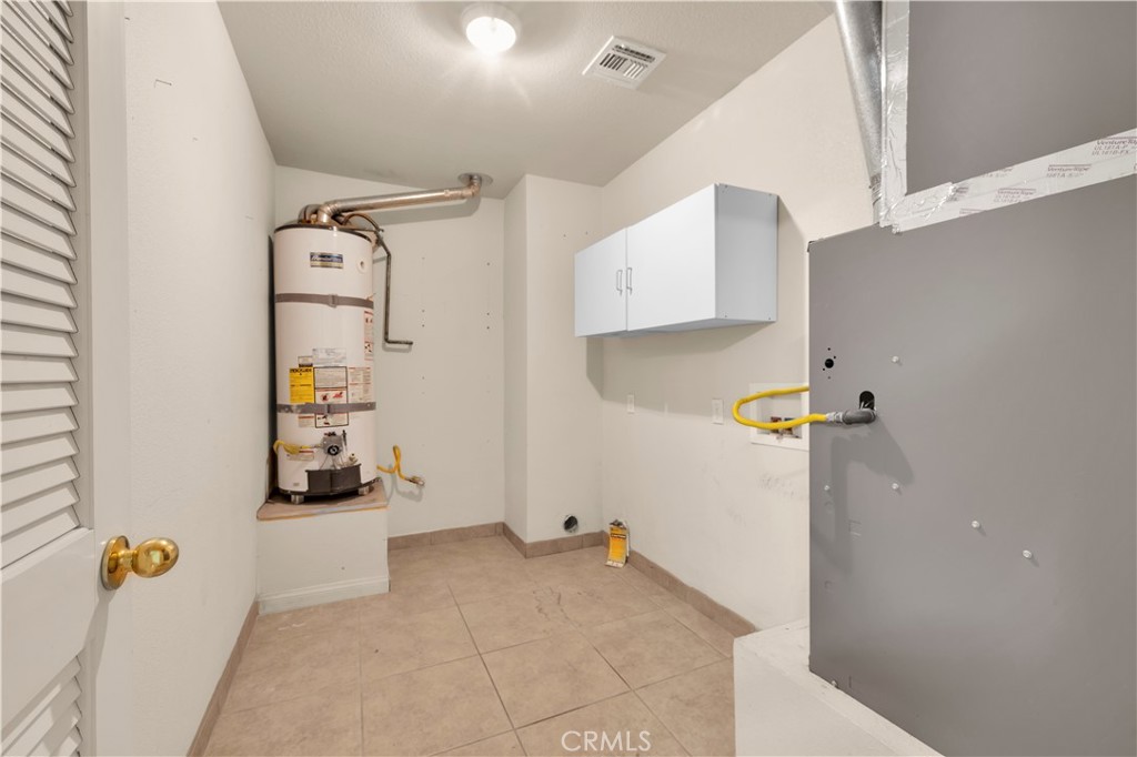 57031 Selecta Avenue Yucca Valley, CA 92284 - Photo 35 of 56 a view of walk in closet