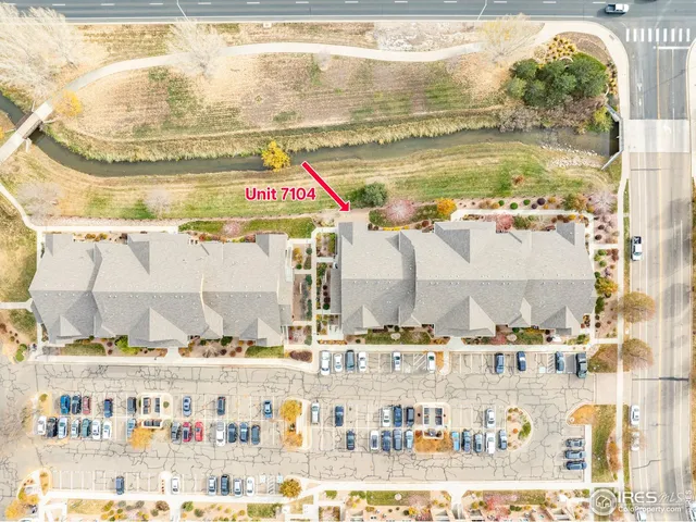 a picture of a table and chair