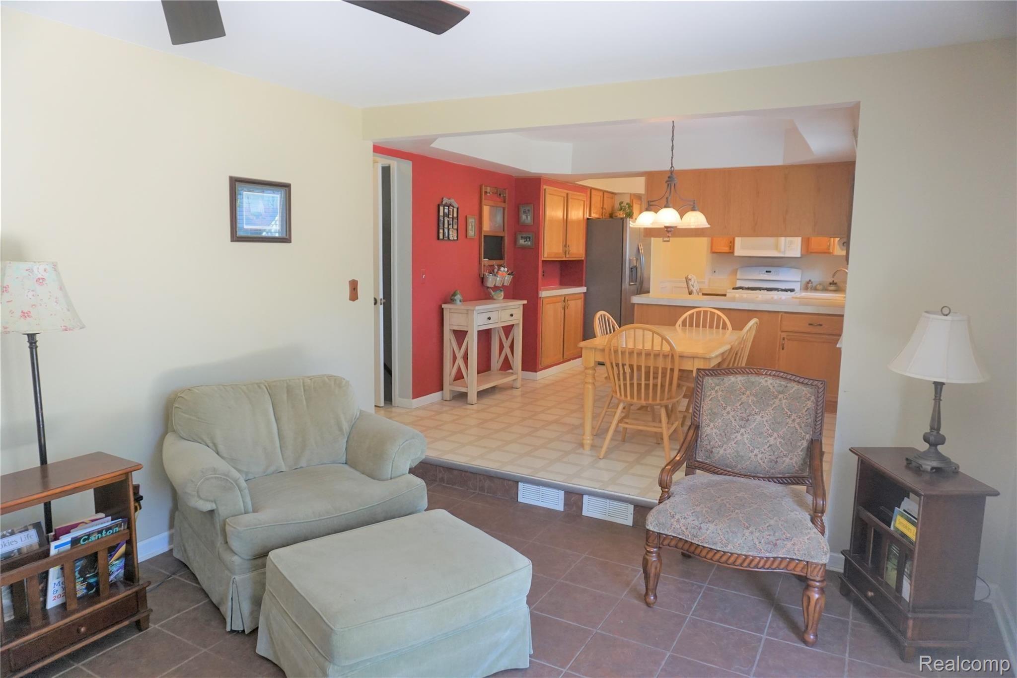 42712 Versailles Road Canton, MI 48187 - Photo 16 of 40 16 - Family Room.JPG