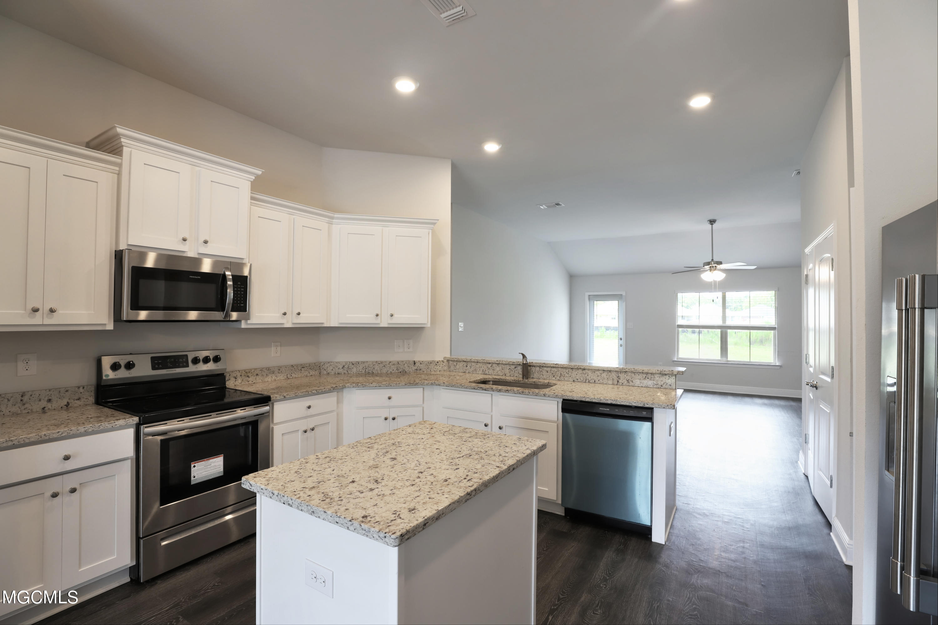 6254 Roxanne Way Biloxi, MS 39532 - Photo 7 of 25 Kitchen