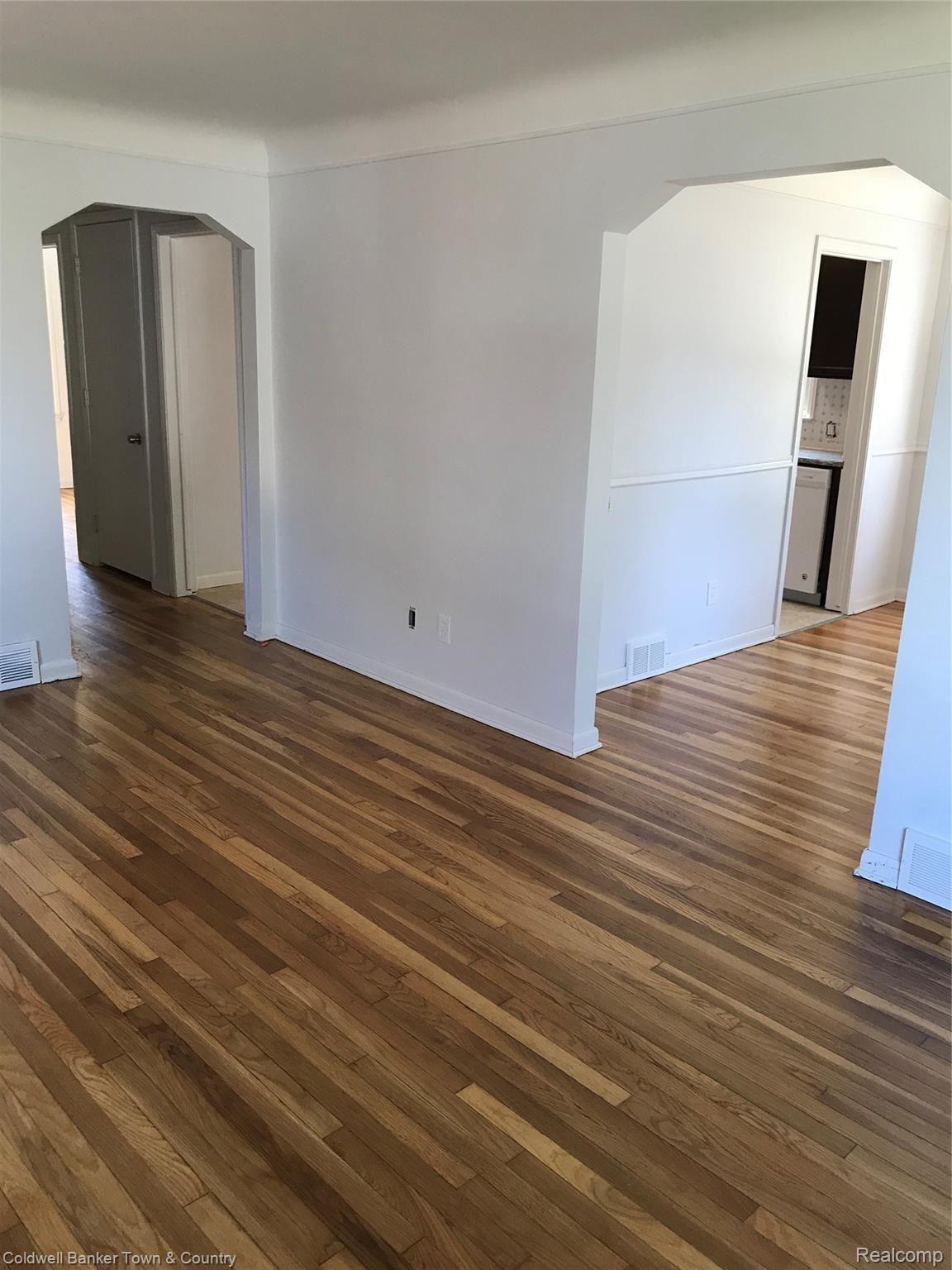 11312 Inkster Road Redford, MI 48239 - Photo 5 of 13 QlBSKeYnSbSIl4b24CcZCg.jpg