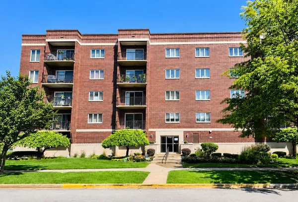 $329,900 | 1330 Perry Street, Unit 202, Des Plaines, IL 60016