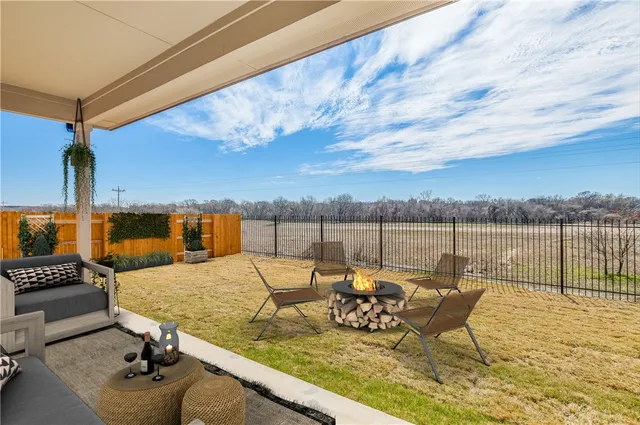 a view of a backyard