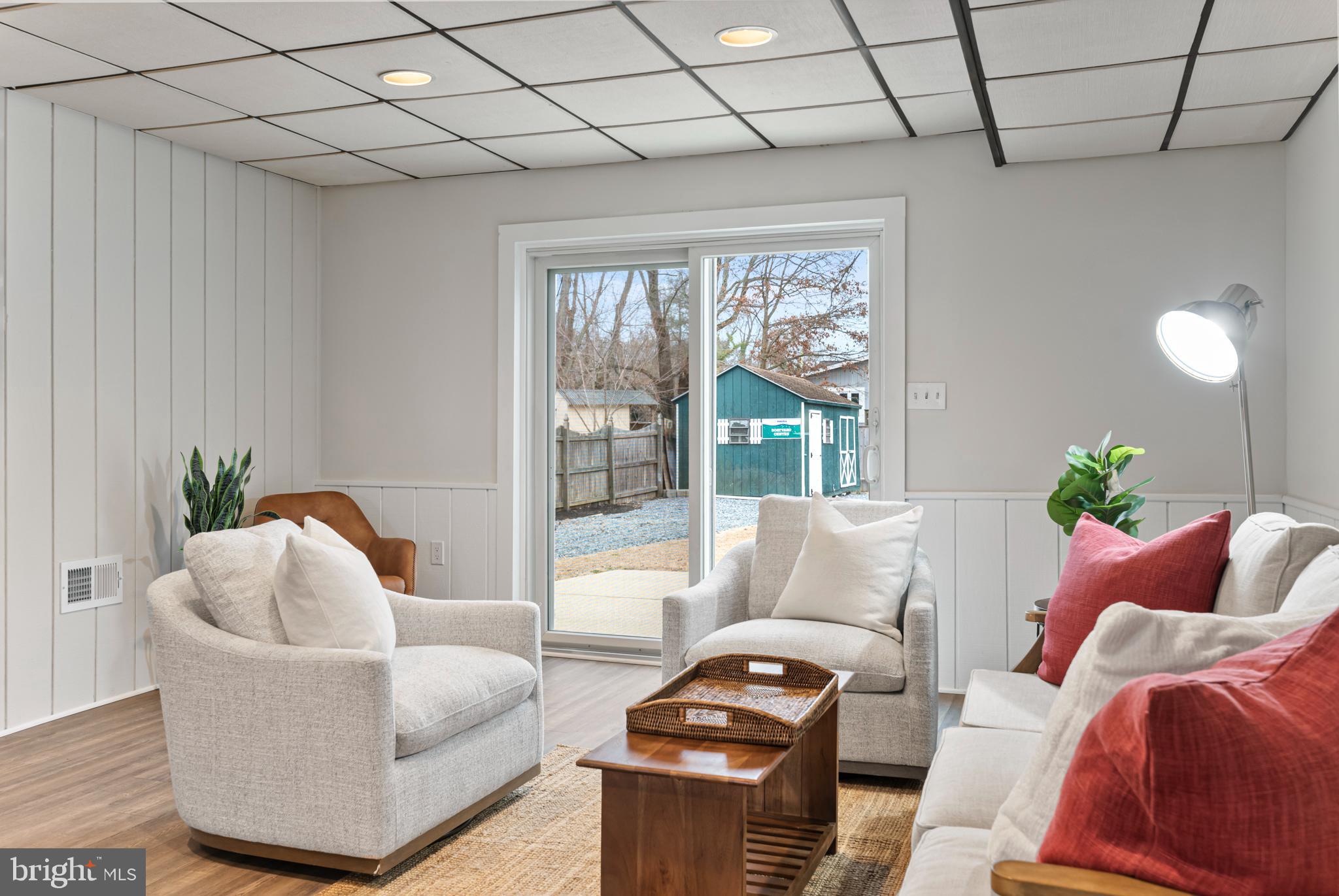 125 Pinecrest Drive Annapolis, MD 21403 - Photo 27 of 69 a living room with furniture and a large window