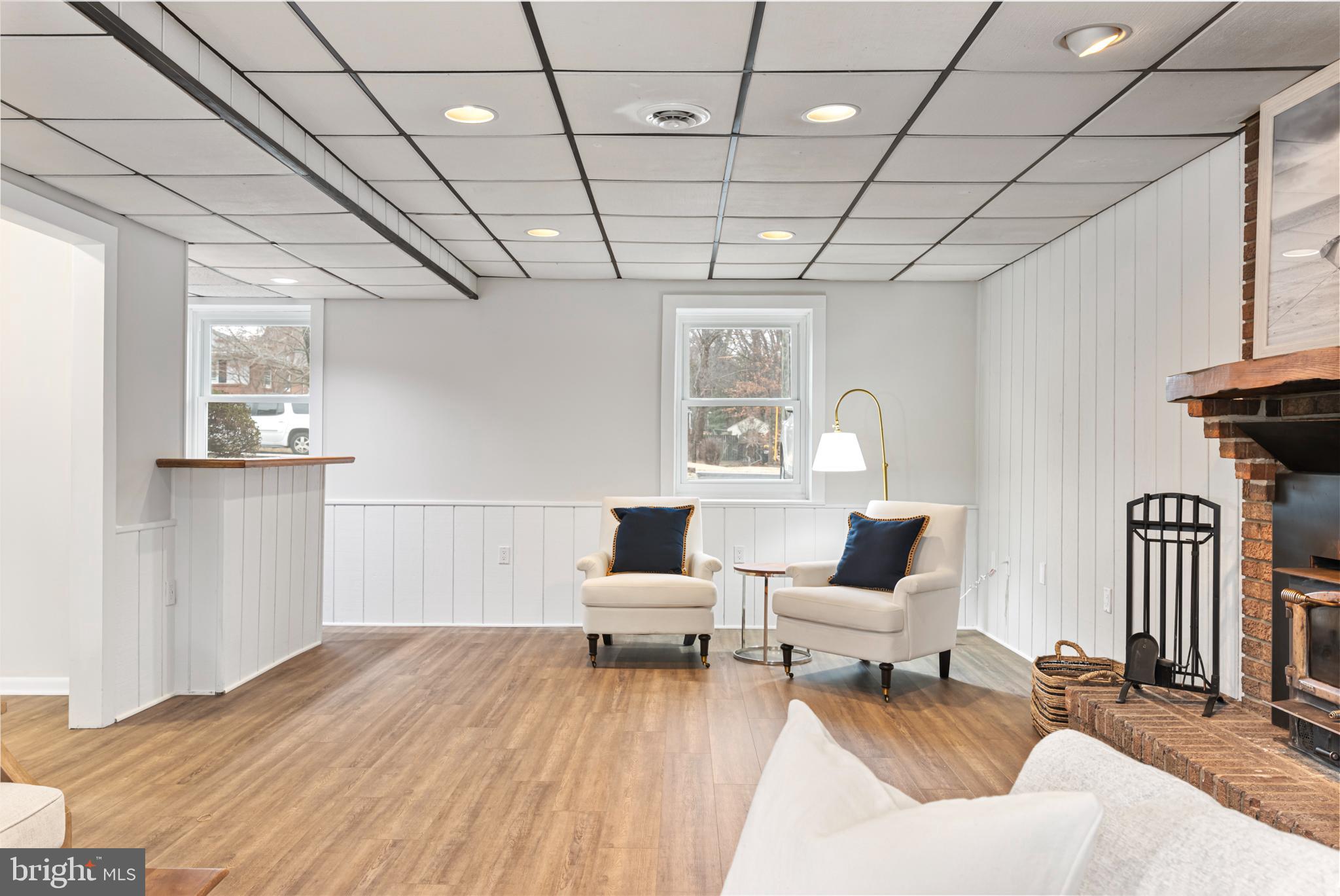 125 Pinecrest Drive Annapolis, MD 21403 - Photo 29 of 69 a living room with furniture