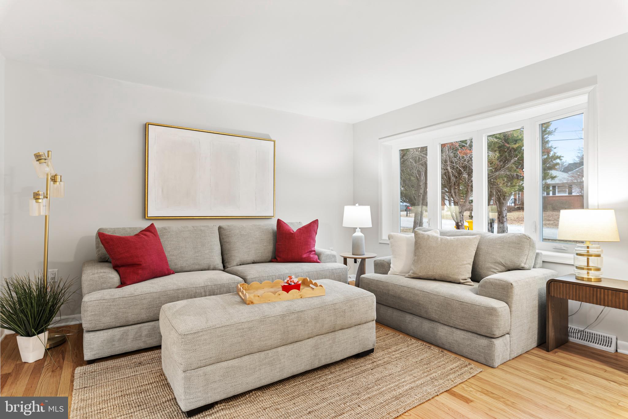 125 Pinecrest Drive Annapolis, MD 21403 - Photo 9 of 69 a living room with furniture and a large window