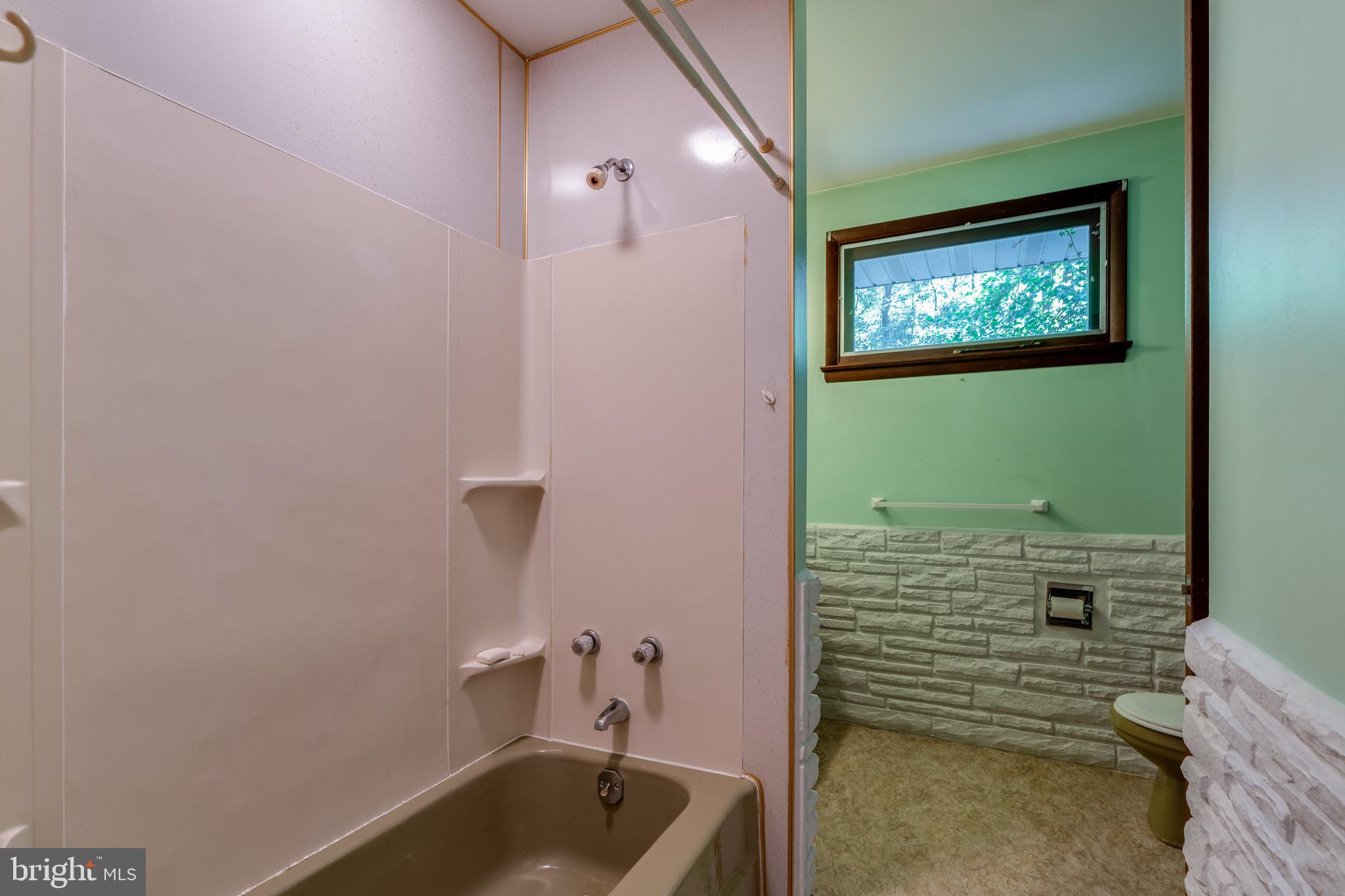 1111 Pennsy Road Pequea, PA 17565 - Photo 32 of 44 a bathroom with a toilet a sink and bathtub