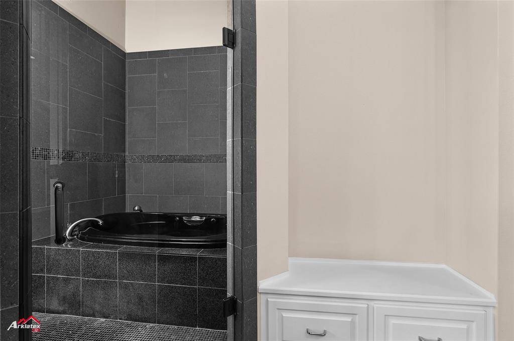 1 Lake Point Place Shreveport, LA 71119 - Photo 23 of 38 a bathroom with a bathtub