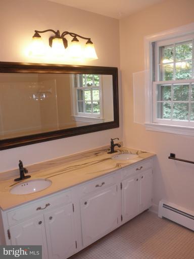 12140 Stirrup Road Reston, VA 20191 - Photo 15 of 30 Large Hall Bath