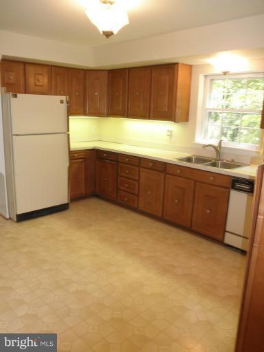 12140 Stirrup Road Reston, VA 20191 - Photo 18 of 30 Kitchen