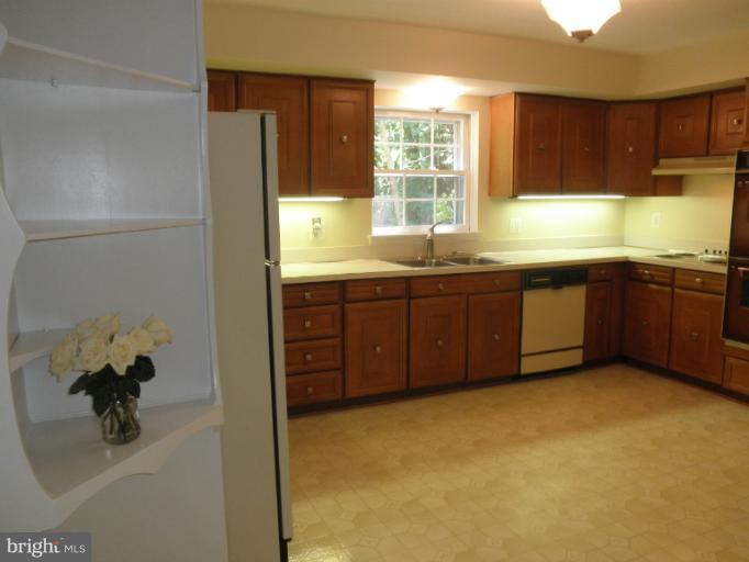 12140 Stirrup Road Reston, VA 20191 - Photo 4 of 30 Kitchen