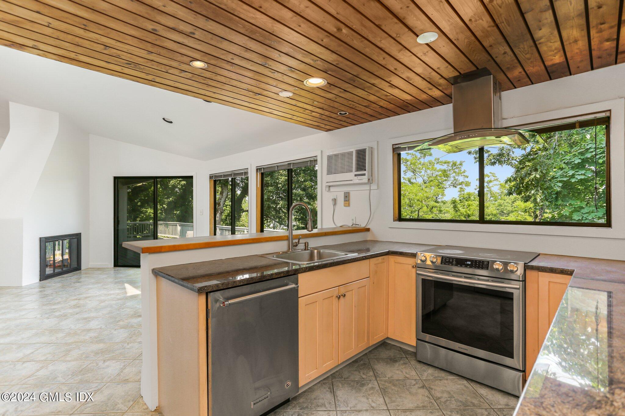 323 Riverside Avenue Riverside, CT 06878 - Photo 8 of 24 15-web-or-mls-323-riverside-ave