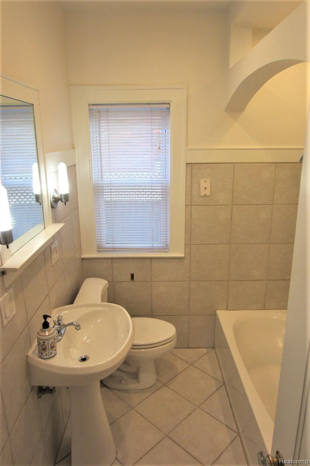 127 Ogemaw Road Pontiac, MI 48341 - Photo 21 of 30 Full bath on the entry level has ceramic tile and a built-in linen closet.