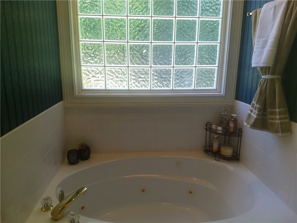 123 Charping Lane Anderson, SC 29621 - Photo 20 of 42 Jetted Garden style Tub