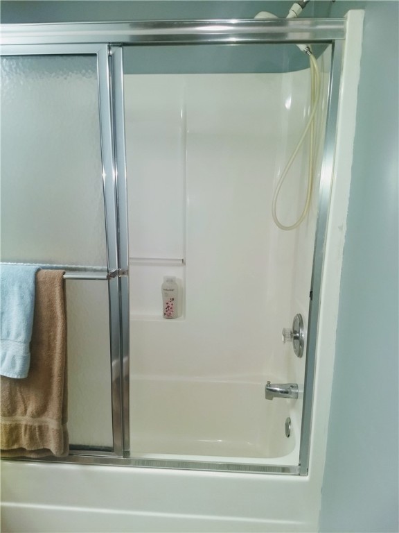 123 Charping Lane Anderson, SC 29621 - Photo 31 of 42 Guest Shower/tub