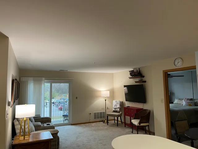 $155,000 | 605 Barrington Avenue, Unit 216, East Dundee, IL 60118