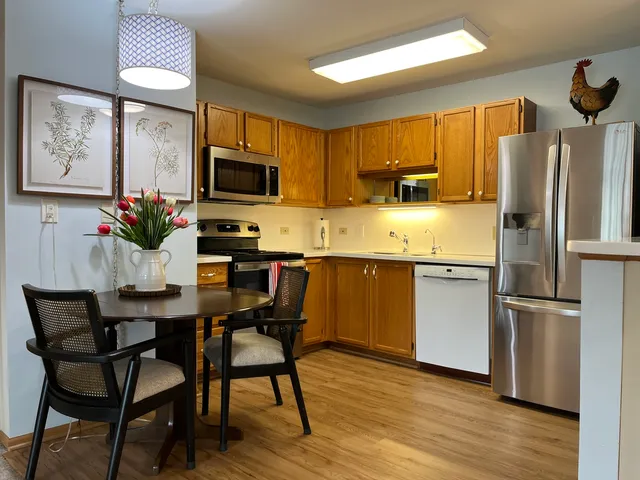 $155,000 | 605 Barrington Avenue, Unit 216, East Dundee, IL 60118