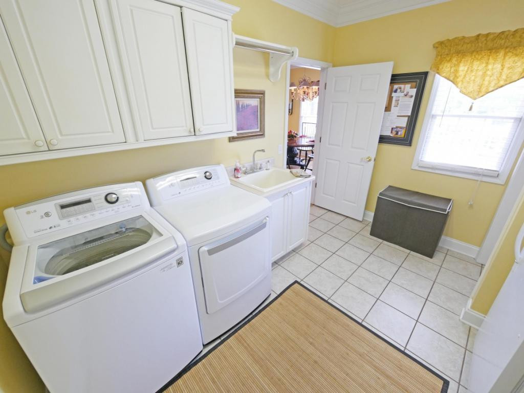 100 Chestnut Ridge Drive Jonesborough, TN 37659 - Photo 17 of 36 Huge laundry room