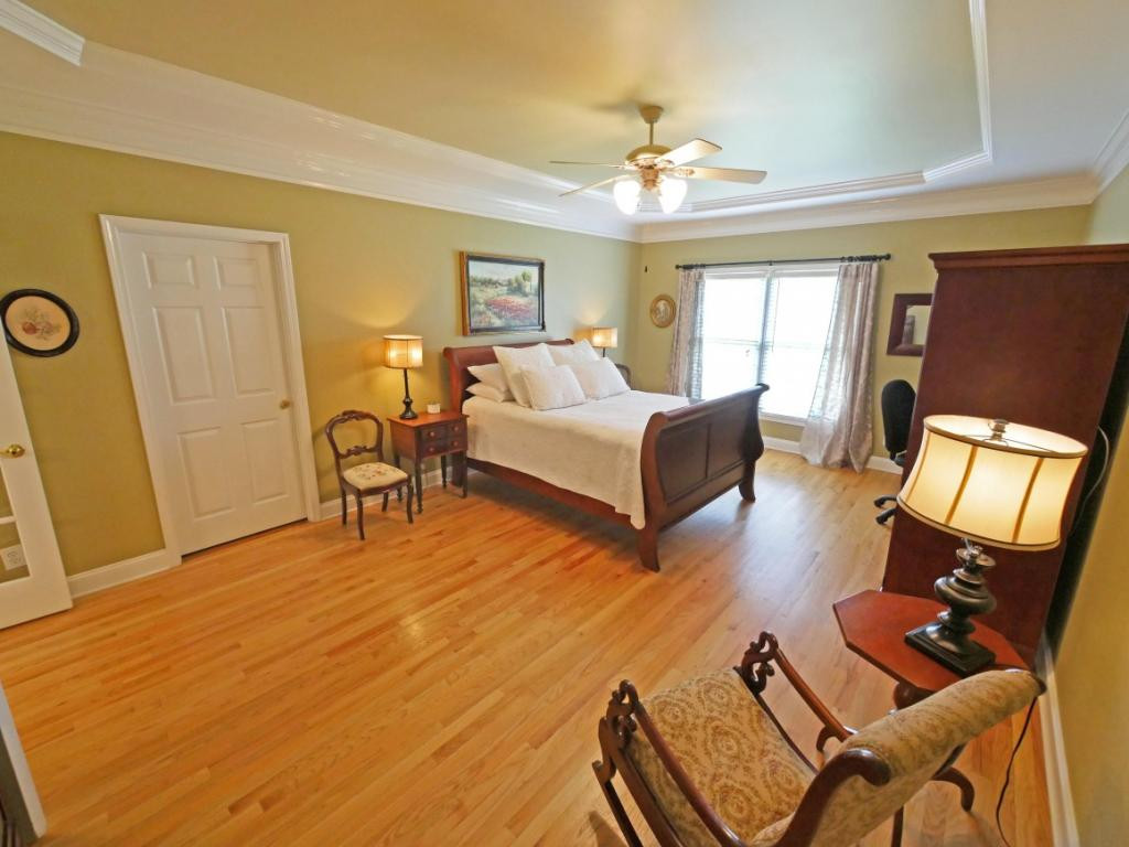 100 Chestnut Ridge Drive Jonesborough, TN 37659 - Photo 18 of 36 Master bedroom