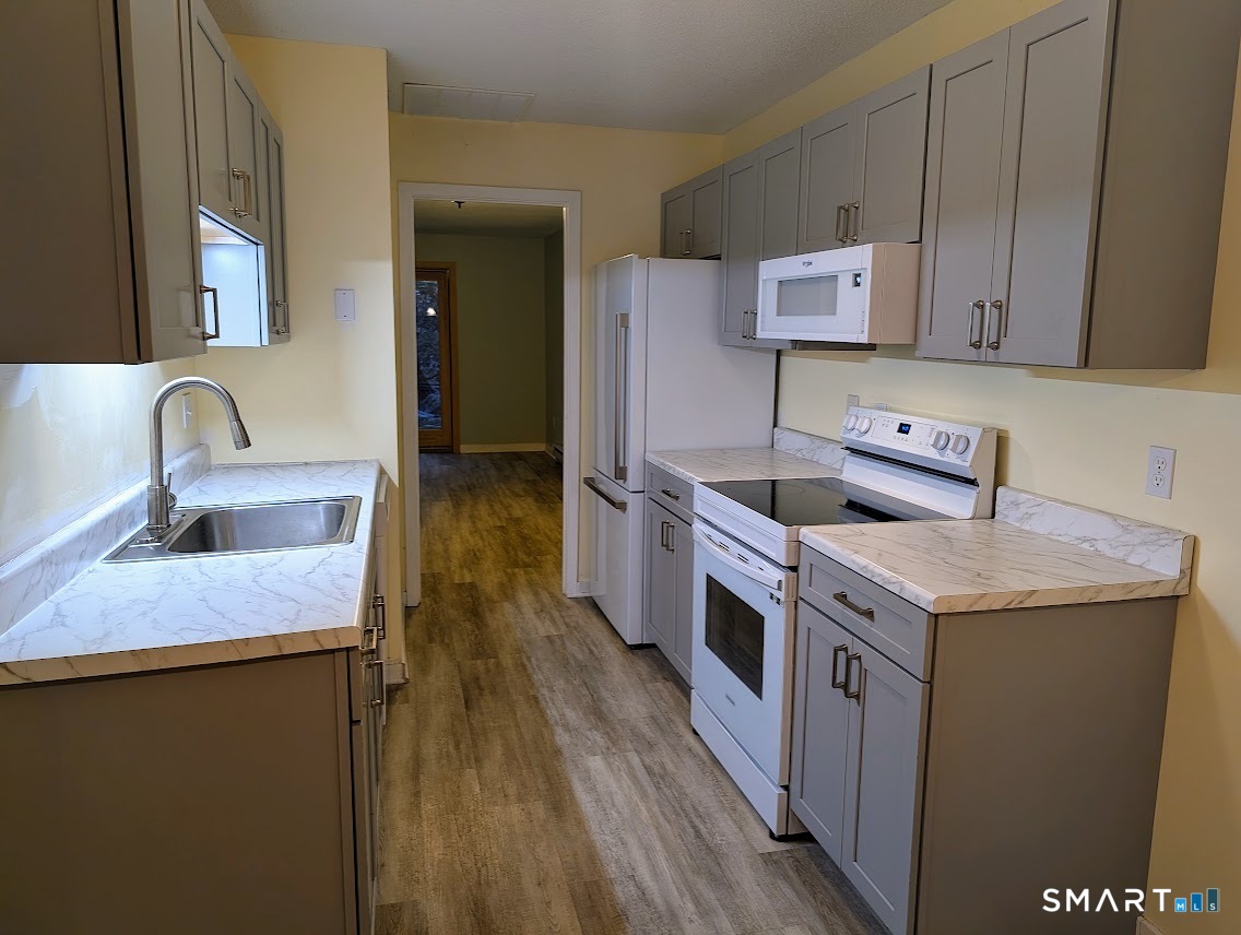 21 Riveredge Drive, Unit 21 Winsted, CT 06098 - Photo 2 of 12