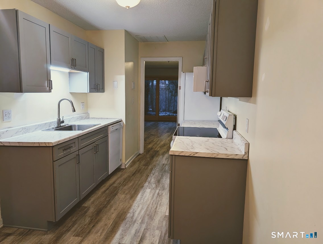 21 Riveredge Drive, Unit 21 Winsted, CT 06098 - Photo 3 of 12