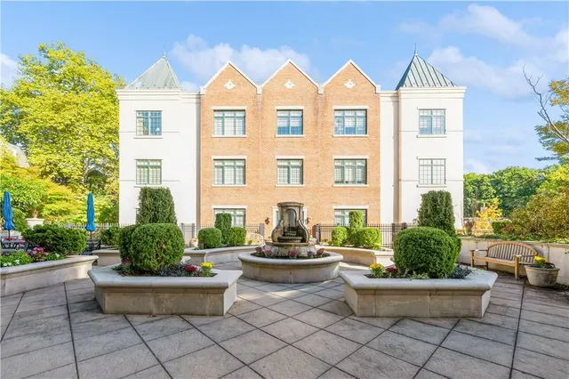 $1,390,000 | 1 Christie Place, Unit 205E, Scarsdale, NY 10583