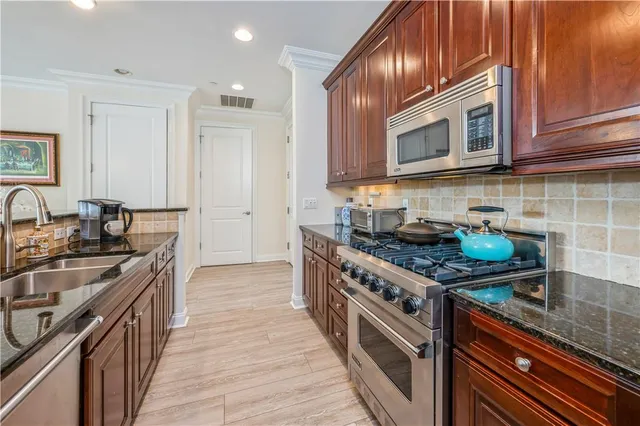 $1,390,000 | 1 Christie Place, Unit 205E, Scarsdale, NY 10583