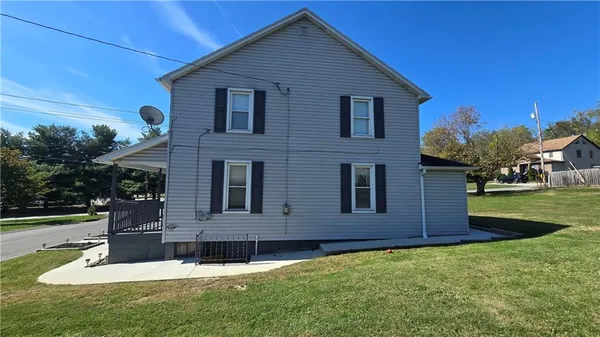 a view of a house with a yard