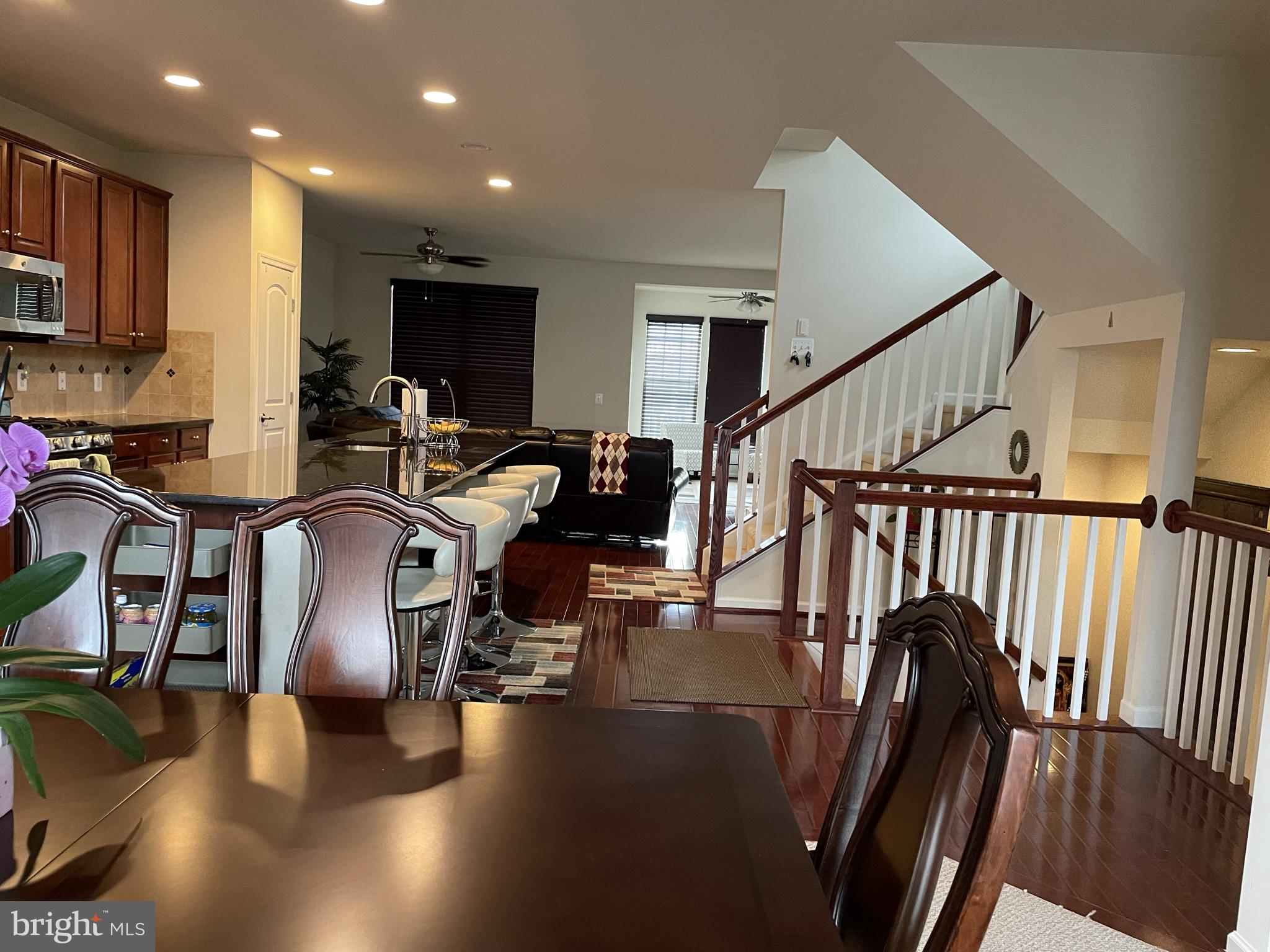 25271 Sackwheat Square Chantilly, VA 20152 - Photo 2 of 24 a living room with furniture
