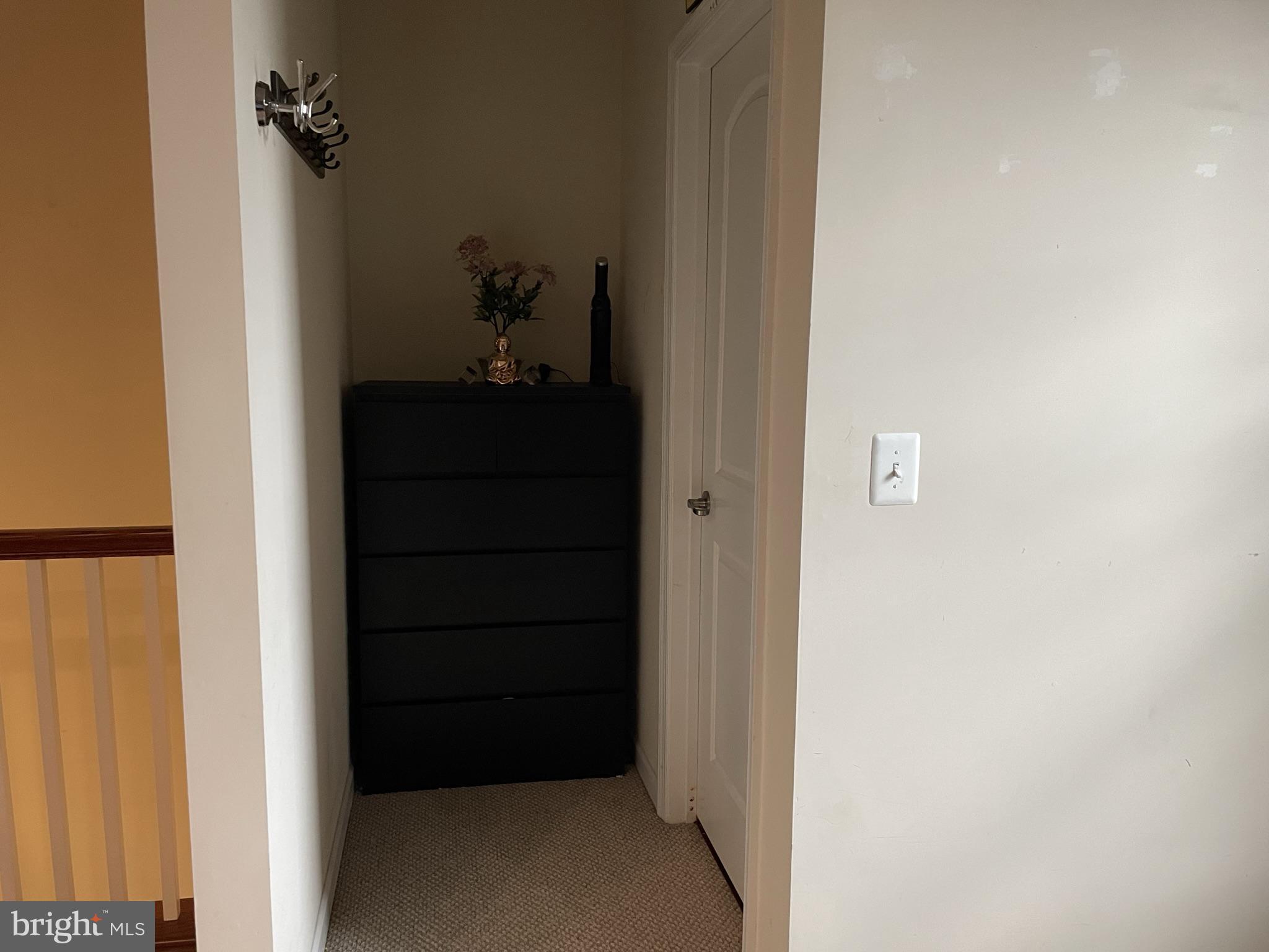 25271 Sackwheat Square Chantilly, VA 20152 - Photo 3 of 24 a view of a hallway