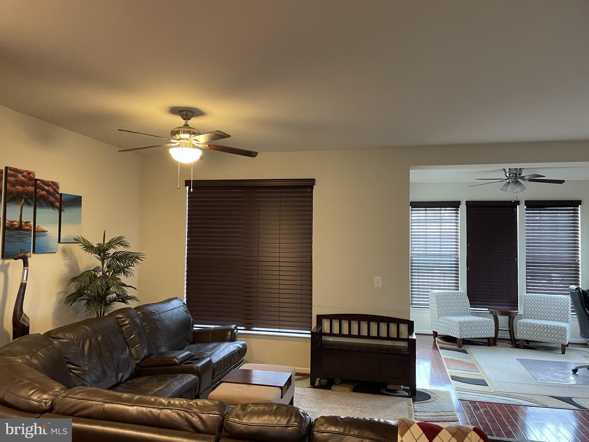 25271 Sackwheat Square Chantilly, VA 20152 - Photo 7 of 24 a living room with furniture and a potted plant
