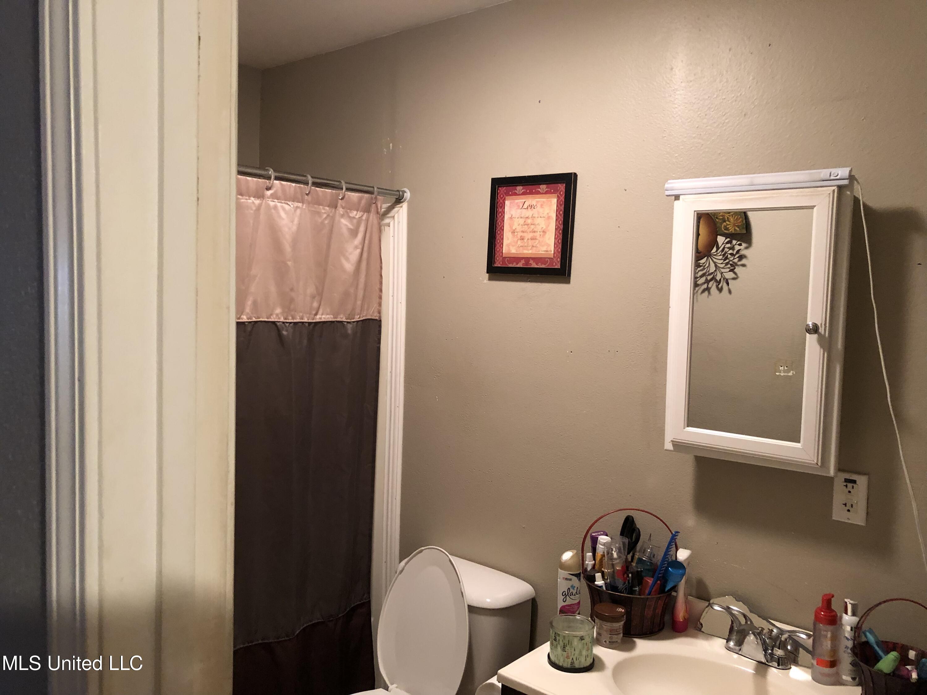 5324 Frederick Street Moss Point, MS 39563 - Photo 3 of 6 Bath 2