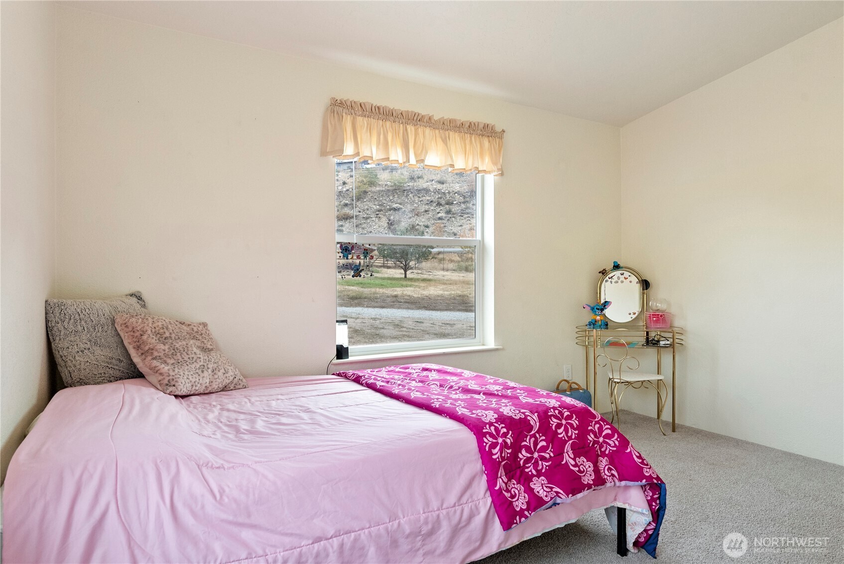 2431 Highway 153 Twisp, WA 98856 - Photo 27 of 40 a bedroom with a bed and a window