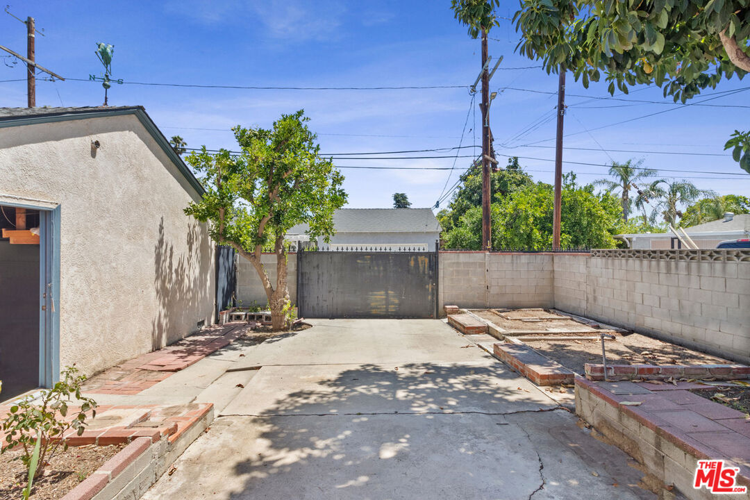 6900 Corbin Avenue Reseda, CA 91335 - Photo 30 of 35 a backyard of a house