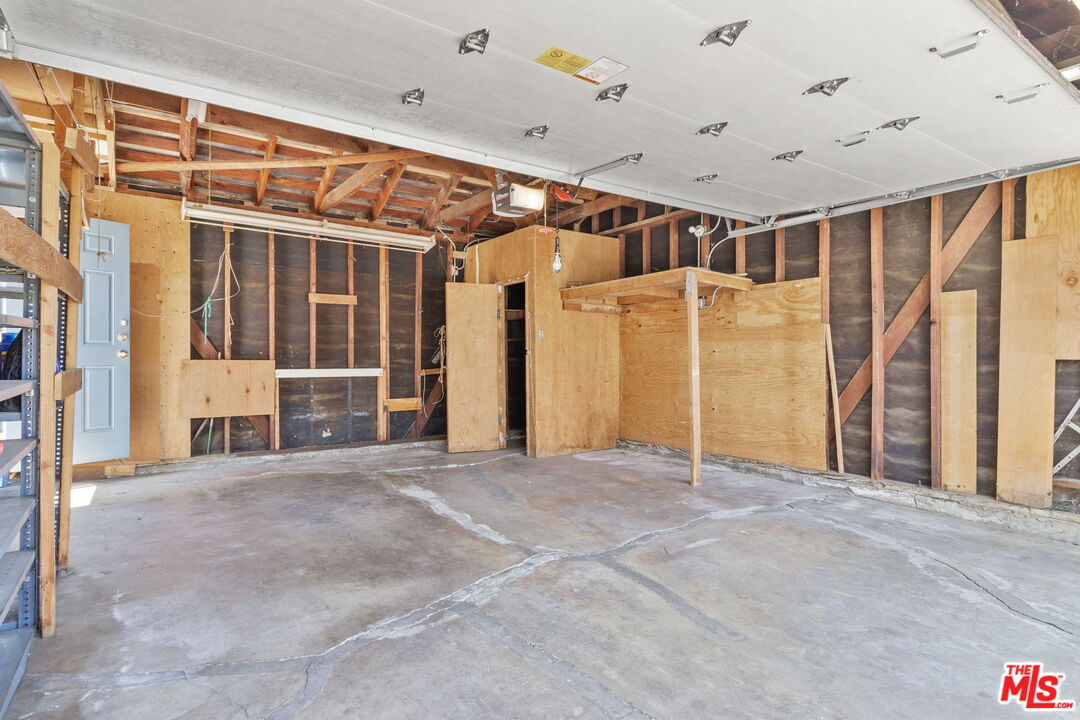 6900 Corbin Avenue Reseda, CA 91335 - Photo 31 of 35 a view of an empty room