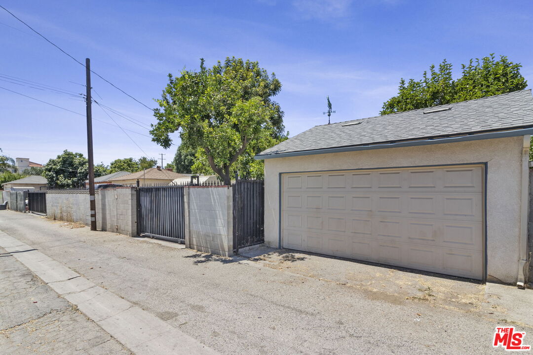 6900 Corbin Avenue Reseda, CA 91335 - Photo 35 of 35 a backyard of a house