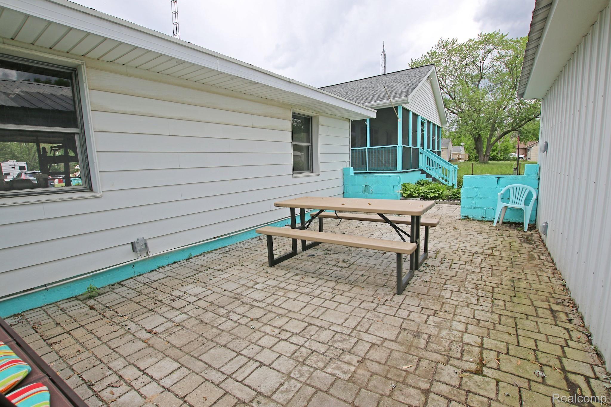 5485 West Carpenter Road Flint, MI 48504 - Photo 57 of 60 58) Patio.jpg