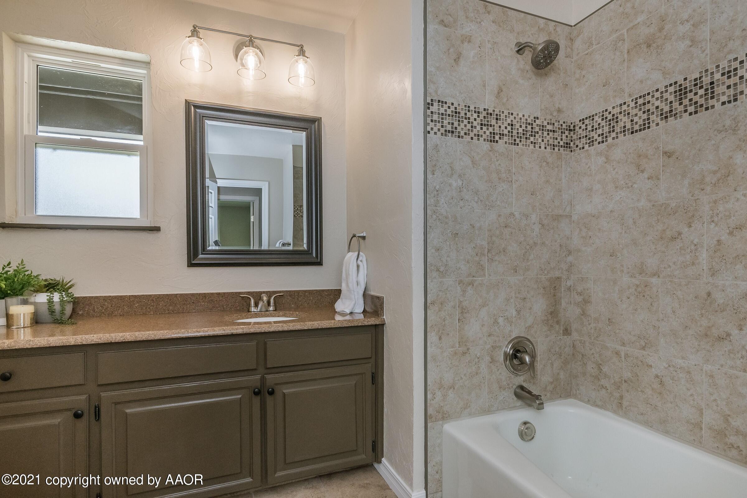 4206 Kingston Road Amarillo, TX 79109 - Photo 13 of 17 Hall Bathroom