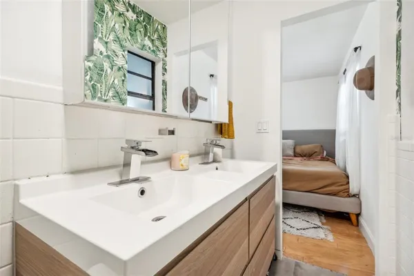 a en suite bathroom with a sink and a mirror