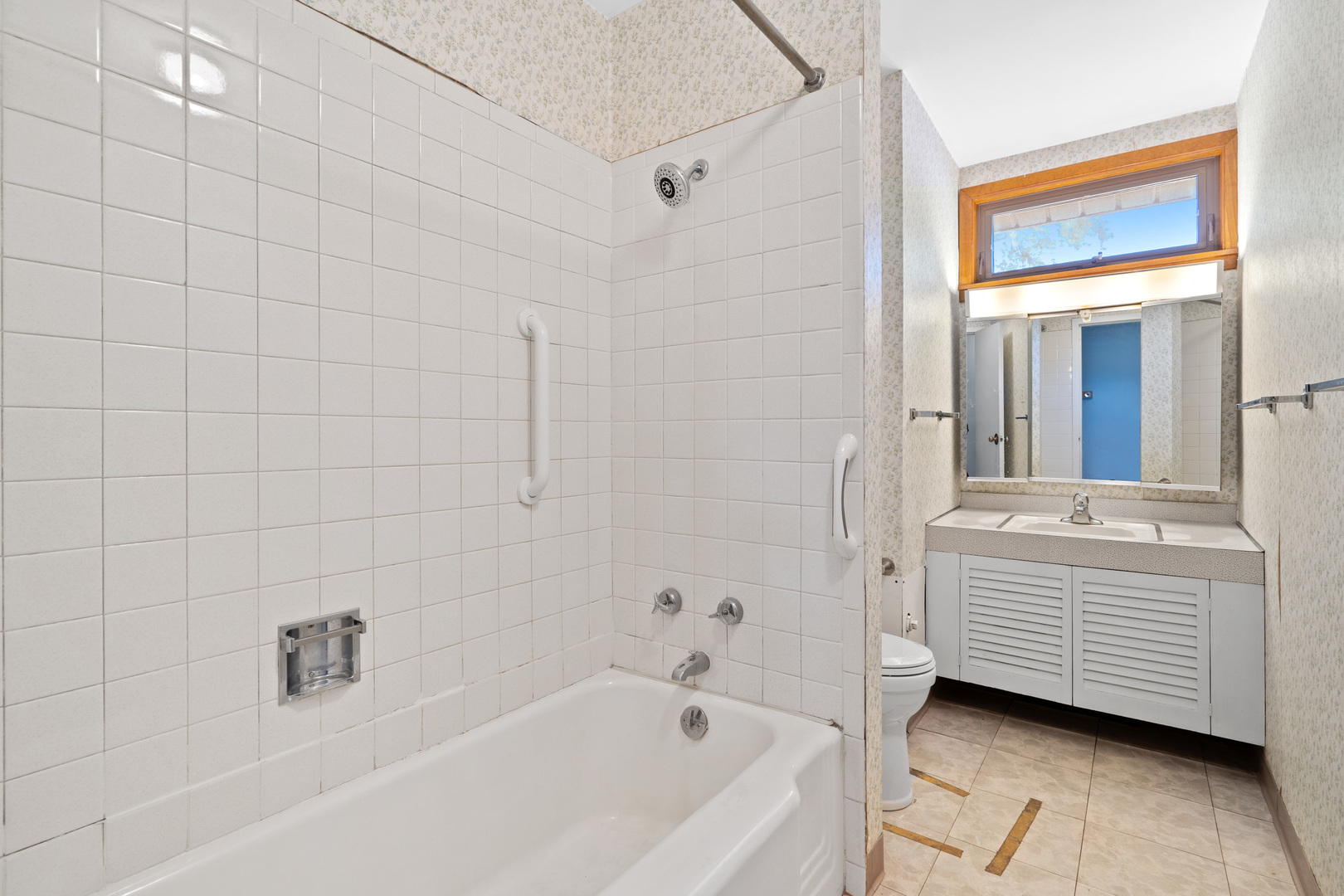 244 Thomas Street Park Forest, IL 60466 - Photo 14 of 30 a bathroom with a bathtub sink and mirror