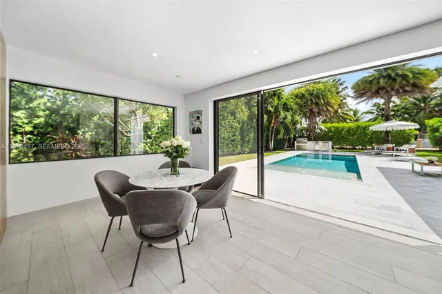 a view of a backyard