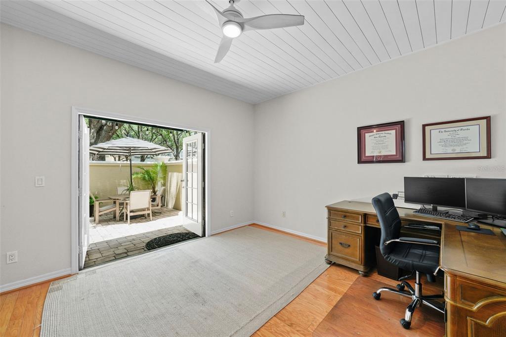 1451 Harbour Walk Road Tampa, FL 33602 - Photo 33 of 51 a workspace with a couch