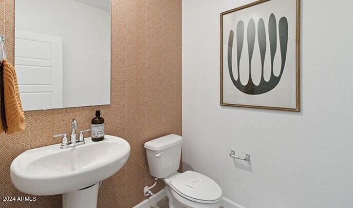 549 West Freedom Street Florence, AZ 85132 - Photo 10 of 26 a bathroom with a sink a toilet and a mirror