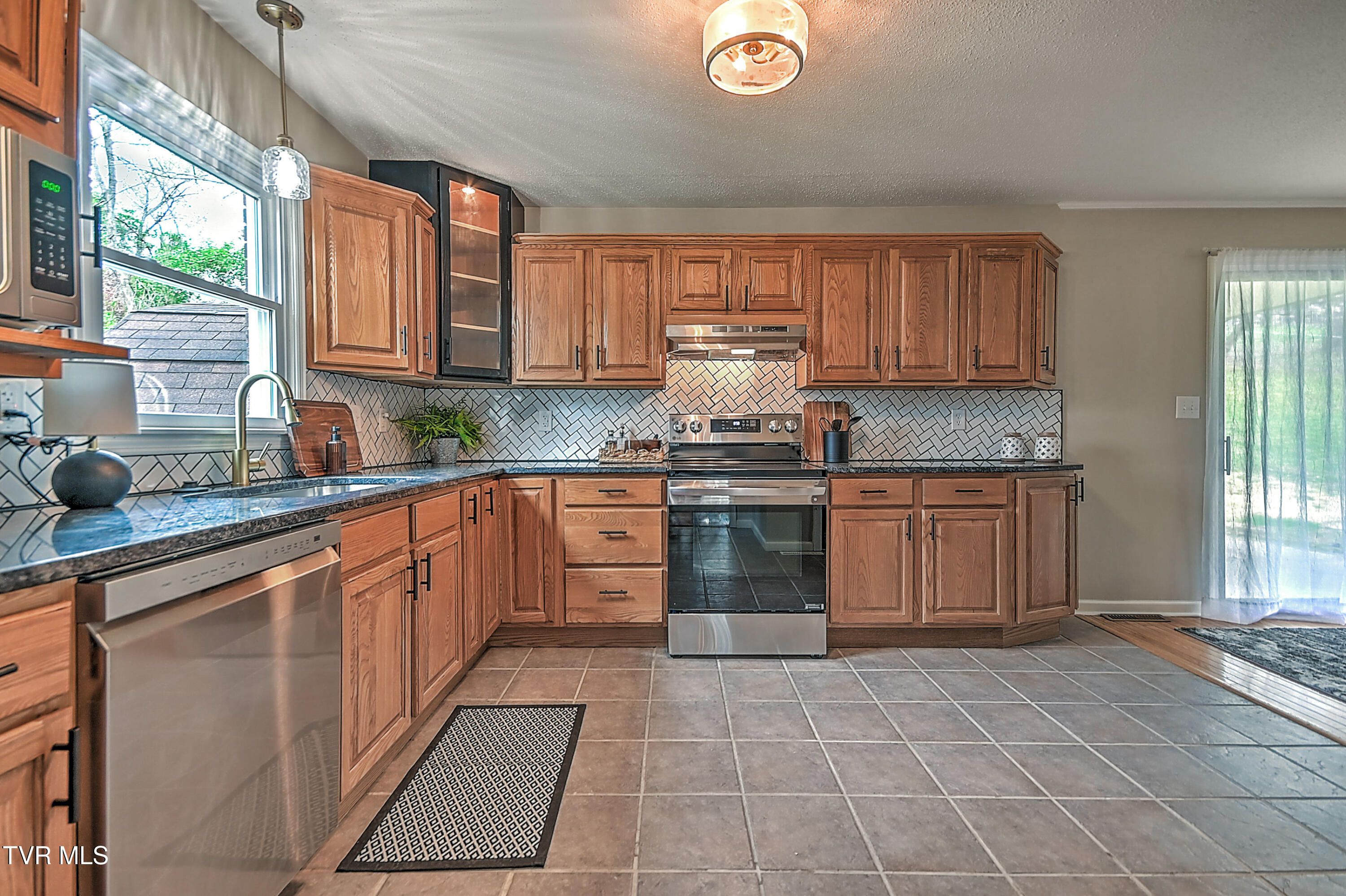 6371 Old Jonesboro Road Bristol, TN 37620 - Photo 15 of 55 6371 Old Jboro GUnit-18